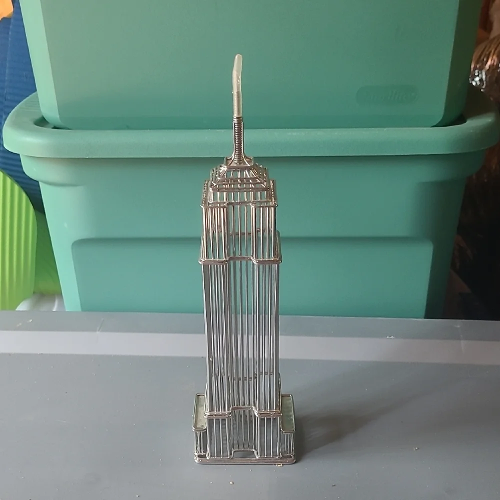Silver Wire Model of Skyscraper - Picture 1 of 1